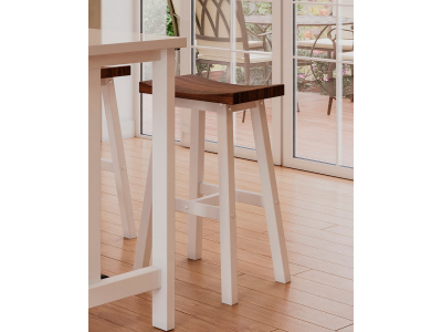 Banqueta em madeira maciça na cor branco laca com assento castanho / Coleção Cozzy.